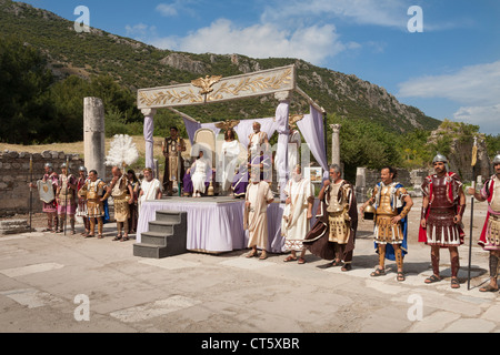 Reproduisant un événement historique romain, avec César et Cléopâtre sur la scène, Éphèse, Turquie Banque D'Images