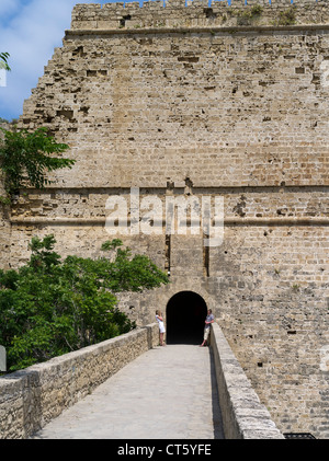 Dh Girne KYRENIA, Chypre du Nord Château Tourist couple mur de château vénitien, entrée privée Banque D'Images