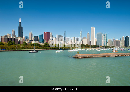 L'horizon de Chicago avec le port de Chicago et le lac Michigan à l'avant-plan. Banque D'Images