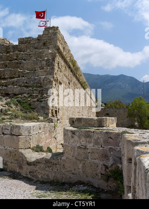 Dh Girne KYRENIA, Chypre du Nord château château vénitien et murs RTCN drapeaux turcs Banque D'Images