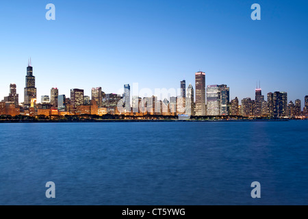 La tombée de la vue de l'horizon de Chicago en Illinois, aux États-Unis. Banque D'Images