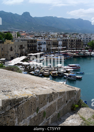 Dh Girne KYRENIA, Chypre du Nord château château vénitien murs vieux port et montagnes Besparmak Banque D'Images