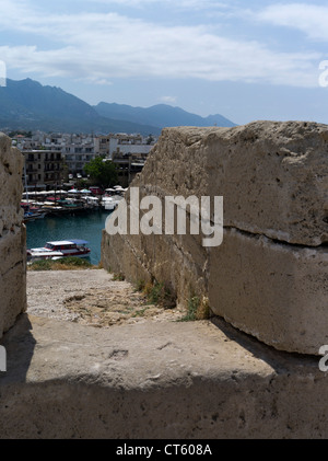 Dh Girne KYRENIA, Chypre du Nord château château vénitien murs vieux port et montagnes Besparmak Banque D'Images