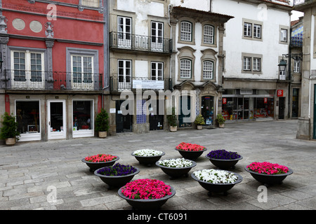 La Casa de la Luna / Casa dos Lunas (L) rose, bâtiments typiques et fleurs de nasturtium dans des bols, Viana do Castelo, nord du Portugal Banque D'Images