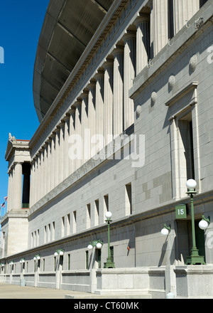 Colonnes et la façade extérieure du stade Soldier Field à Chicago, Illinois, USA. Banque D'Images