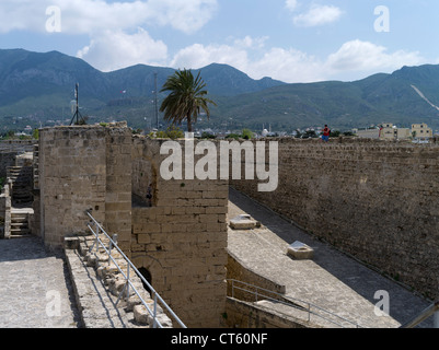 Dh Girne KYRENIA, Chypre du Nord château vénitien touristes murs du château et les montagnes Besparmak Banque D'Images