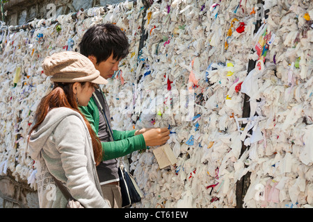 Les touristes en plaçant les messages sur mur, Maison de la Vierge Marie, Meryemana, près de l'Ephèse et Selcuk, Turquie Banque D'Images