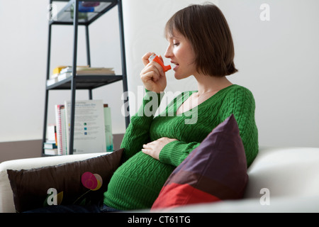 Femme enceinte Traitement de l'ASTHME Banque D'Images