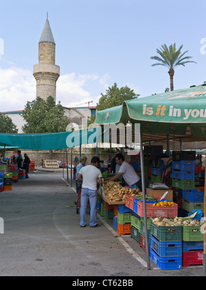 Dh Lefkosia Nicosia Chypre Sud marché titulaire de décrochage et les clients à l'air libre samedi marché de fruits et légumes Banque D'Images