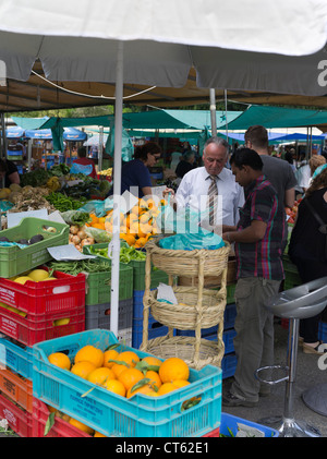 Dh Lefkosia Nicosia Chypre Sud marché titulaire de décrochage et les clients à l'air libre samedi marché de fruits et légumes Banque D'Images