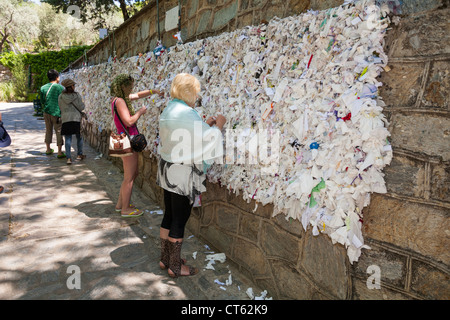 Les touristes en plaçant les messages sur mur, Maison de la Vierge Marie, Meryemana, près de l'Ephèse et Selcuk, Turquie Banque D'Images