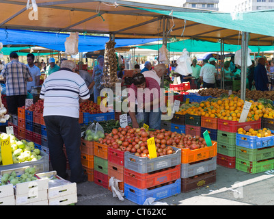 Dh Lefkosia Nicosia Chypre Sud marché titulaire de décrochage et les clients à l'air libre samedi marché de fruits et légumes Banque D'Images