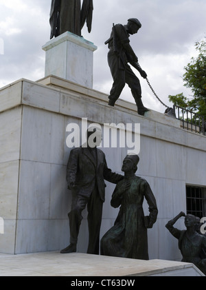 Dh du sud de la vieille ville Nicosia Chypre Eleftheria Statues at monument de la liberté Lefkosia Podocataro Banque D'Images