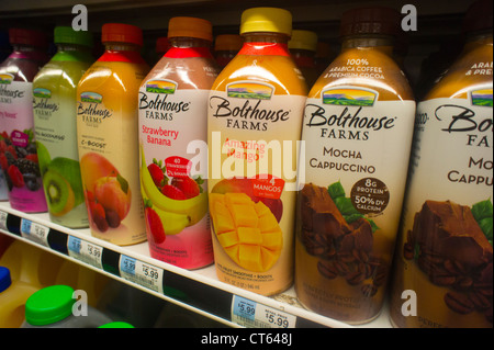 Bouteilles de jus de Bolthouse Farms sont vus dans un supermarché réfrigérateur cas Banque D'Images