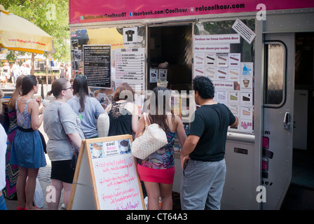 Les clients en file d'attente pour de la crème glacée à partir de la populaire Coolhaus camion de crème glacée à New York Banque D'Images