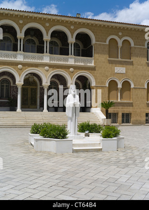 dh Vieille ville de NICOSIE Sud CHYPRE Palais des archevêques et Archevêque Makarios Statue Lefkosia grec Banque D'Images