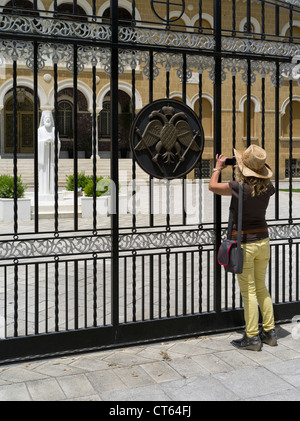 dh Vieille ville de NICOSIE Sud CHYPRE jeune fille touristique photographiant l'archevêque Makarios Statue Archevêques Palace Femme avec un appareil-photo touristique Banque D'Images