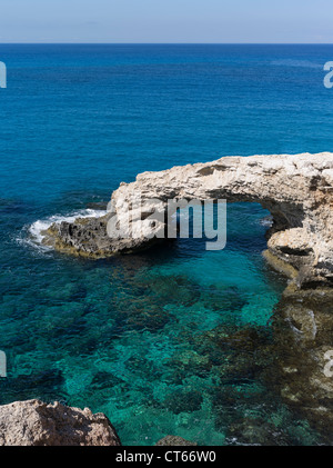 dh Arche de mer AYIA NAPA SUD CHYPRE bleu clair mer côtière Grèce Banque D'Images