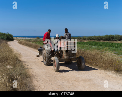 dh travailleurs agricoles chypriotes AGRICULTURE CHYPRE-SUD hommes revenant de champs sur tracteur grèce agriculture gens locaux fermes Banque D'Images