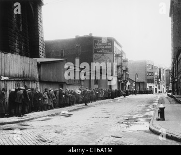 Les hommes en attente sur une ligne de pain, New York City Banque D'Images