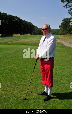 Greg Wall, directeur de golf au golf de Pocono Manor, pose à la première pièce en T Banque D'Images