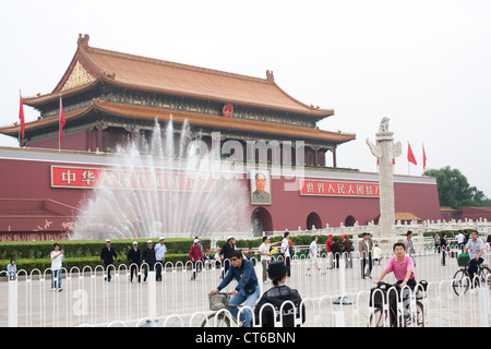 Une fontaine d'eau met en évidence la tombe de leader chinois Mao Zedong à Beijing la Chine durant les Jeux Paralympiques de 2008 Banque D'Images