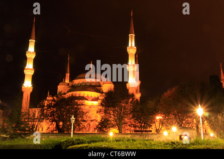 Vue extérieure de la Mosquée Sultan Ahmed la nuit, Sultanahmet, Istanbul, Turquie Banque D'Images