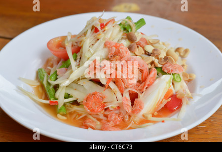 Salade de papaye thaï épicé et chaud ,et de légumes mélangés crevette séché salé Banque D'Images