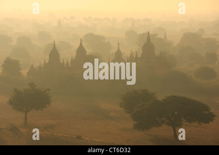 Plaines de Bagan dans la brume du matin, Zone Archéologique de Bagan, Mandalay, Myanmar, région Asie du sud-est Banque D'Images