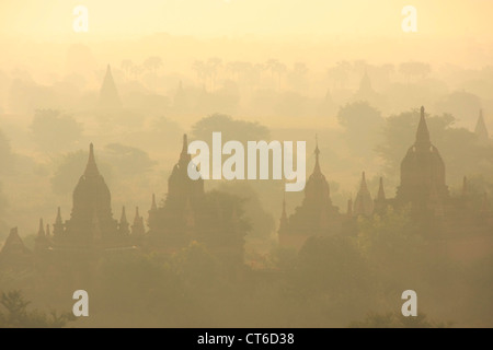 Plaines de Bagan dans la brume du matin, Zone Archéologique de Bagan, Mandalay, Myanmar, région Asie du sud-est Banque D'Images