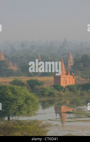 Temples de Bagan dans la brume du matin, Zone Archéologique de Bagan, Mandalay, Myanmar, région Asie du sud-est Banque D'Images