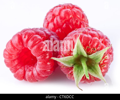 Framboises mûres, isolé sur un fond blanc. Banque D'Images