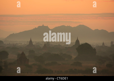 Plaines de Bagan dans la brume du matin, Zone Archéologique de Bagan, Mandalay, Myanmar, région Asie du sud-est Banque D'Images