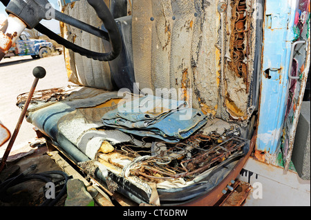 Camion peint avec des slogans religieux sur le site de salut Mont construit par Leonard Knight près de Niland, Californie du Sud. Banque D'Images