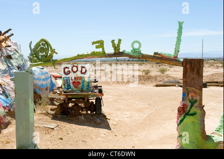 Slogans religieux sur le site de salut Mont construit par Leonard Knight près de Niland, Californie du Sud. Banque D'Images