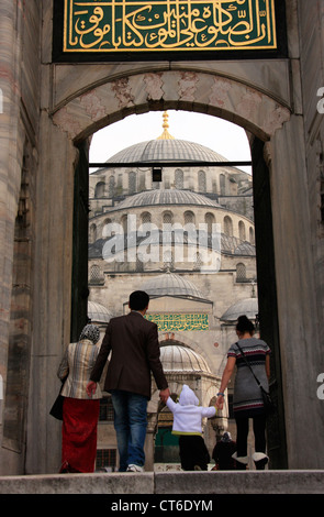 L'entrée de la famille Mosquée Sultan Ahmed, Sultanahmet, Istanbul, Turquie Banque D'Images