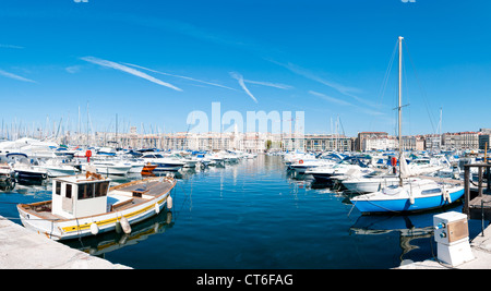 Panorama du port de Marseille (Marseille). Les petits bateaux privés en premier plan avec de l'eau d'un bleu profond du port, ciel bleu Banque D'Images