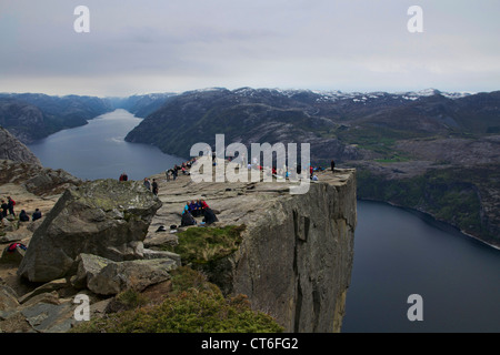 Preikestolen est une falaise massive de 604 mètres (1982 pieds) au-dessus du Lysefjorden, en face du plateau de Kjerag, en Norvège. Banque D'Images