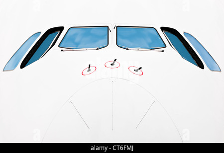 Close up vue avant de cabine pilote de jumbo jet moderne. Avion blanc aux volets bleus. Beaucoup d'espace de copie. Banque D'Images