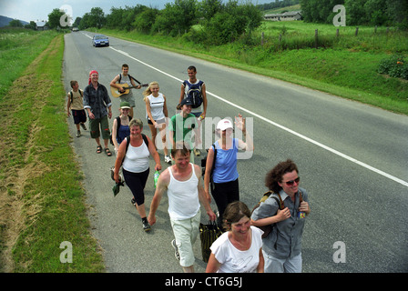 Un groupe de pèlerins sur une route de campagne, la Slovaquie Banque D'Images