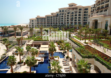 Piscines à l'hôtel de luxe, l'île de Saadiyat, Abu Dhabi, UAE Banque D'Images