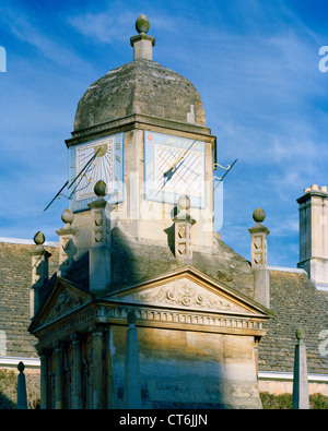 Cadran solaire sur porte d'honneur Gonville & Caius College l'Université de Cambridge en Angleterre Banque D'Images