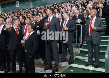 Groupe d'hommes de fête de stag, tous portant des cravates rouges.Royal Ascot hippodrome Berkshire. HOMER SYKES des années 2012 2010 Banque D'Images