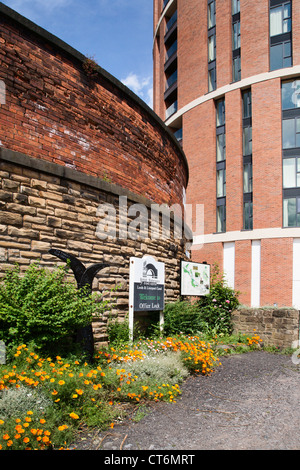 Office de verrou sur la Leeds et Liverpool Canal au grenier Wharf Leeds West Yorkshire UK Banque D'Images