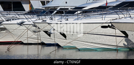 Close up of luxury yachts amarrés dans la marina Banque D'Images