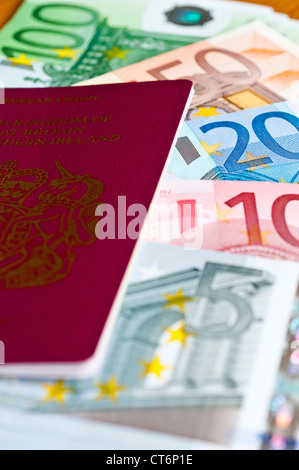 Passeport britannique et des billets de banque en euro Banque D'Images