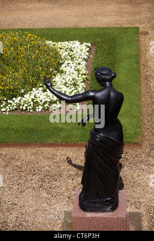 Statue par lit de fleur dans les jardins de la Maison Osborne à East Cowes (île de Wight, Hampshire UK en juin - Osbourne House Banque D'Images