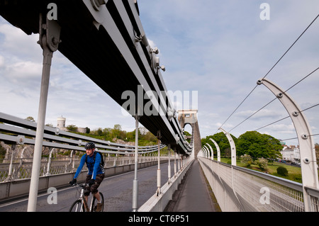 Cycliste sur Clifton Suspension Bridge, Bristol, UK Banque D'Images