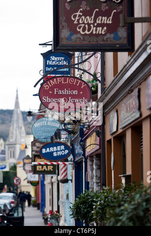 Devantures multicolores avec d'intéressantes indications à Kenmare, comté de Kerry, Irlande Banque D'Images