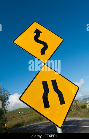 US style jaune en forme de diamant la signalisation routière en Irlande Banque D'Images